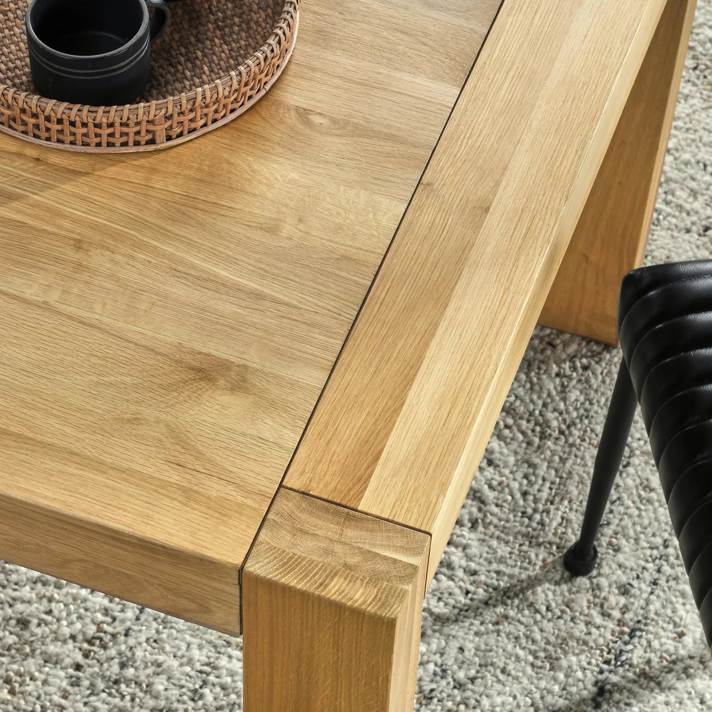 Mesa Oak Dining Table